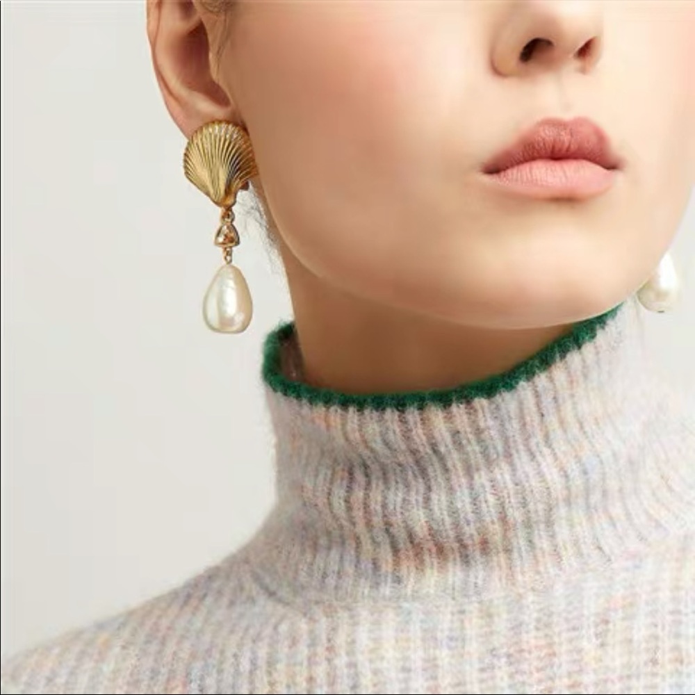 Oscar de la Renta shell earrings